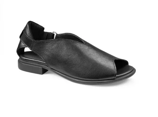 Svart sandal i skinn med öppen tå och låg klack.