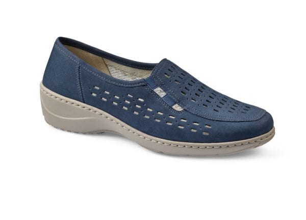Komfortabel blå damtoffel med perforering och låg klack för vardagsbruk.