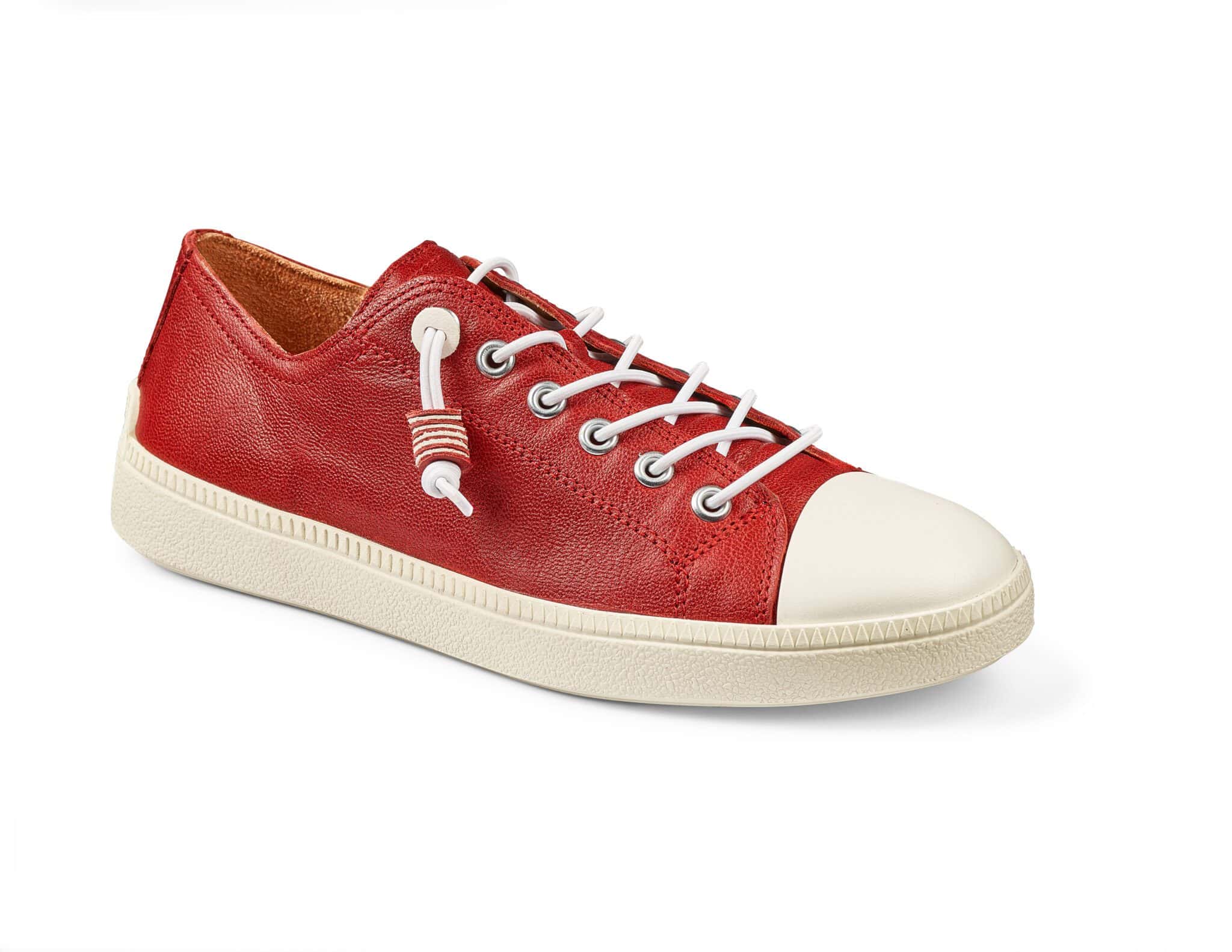 Röd sneakers med vit sula och snörning, modern och bekväm skodesign.