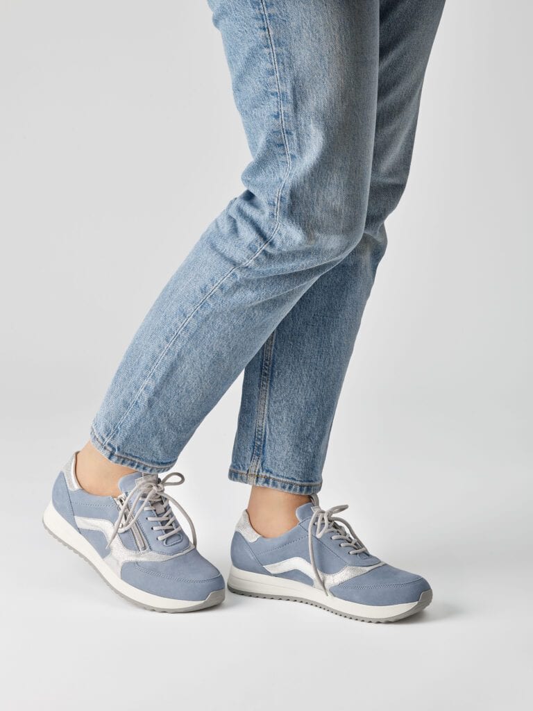 Skor för män i ljusblått med vita detaljer, casual stil, nära golv.