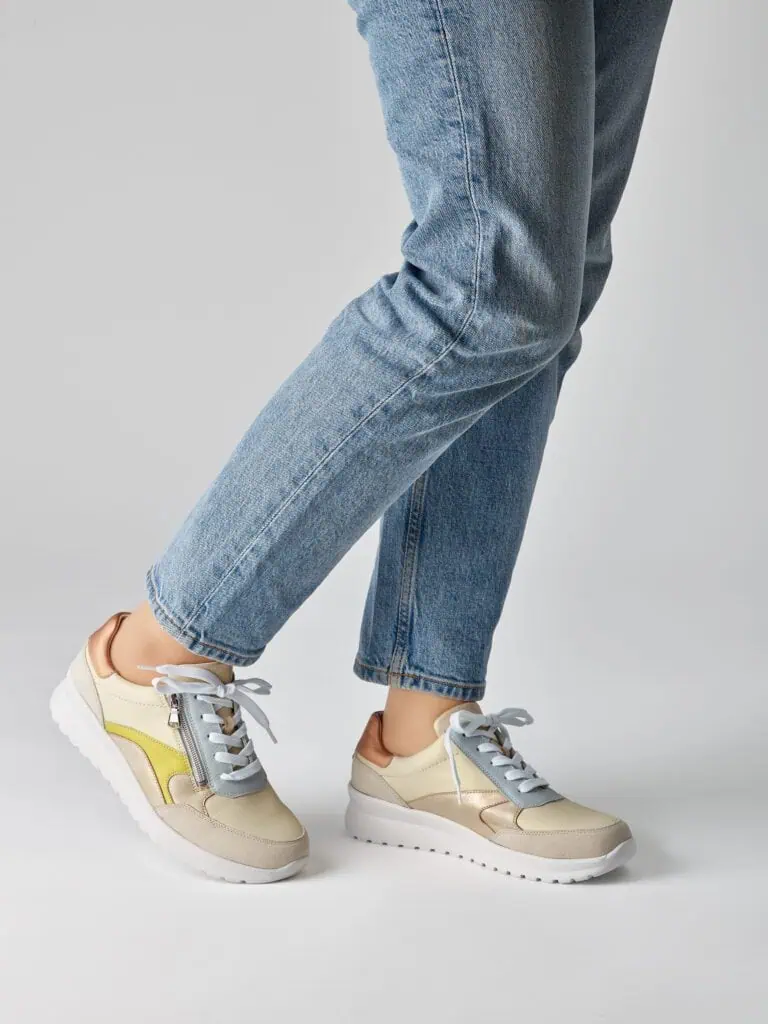 Dam sneakers i beige och grå med vit sula, casual stil, nära golv.