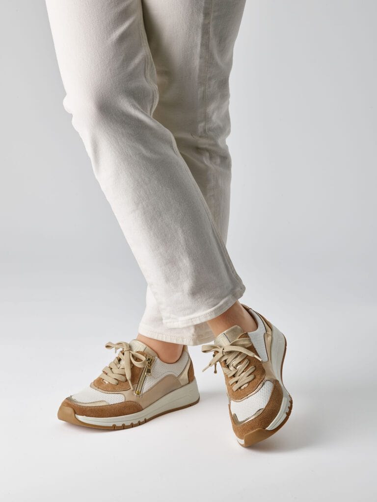 Lågskor i beige och vitt med vita byxor, stilfull och bekväm vardagslook.