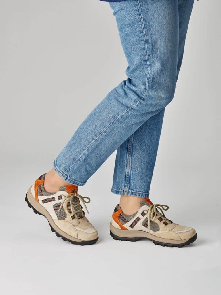 Vandringsskor för dam, bekväma och slitstarka, perfekt för utomhusäventyr.