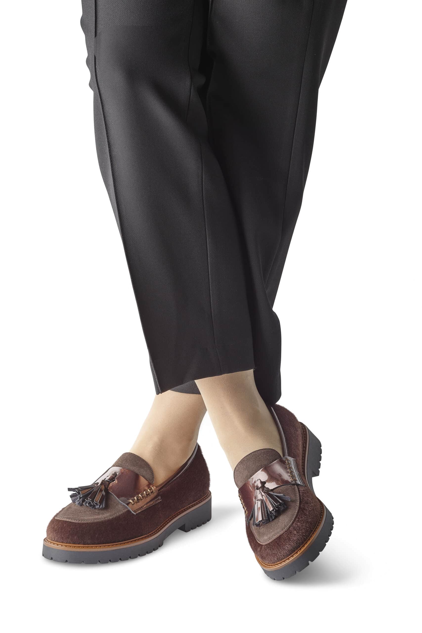 Bruna tassel loafers med fransdetaljer och grov sula.