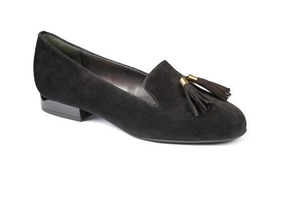 Elegant svart damsko med tofsdetalj och låg klack.