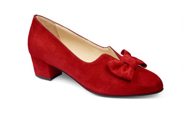 Elegant röd damsko med rosett och låg klack.