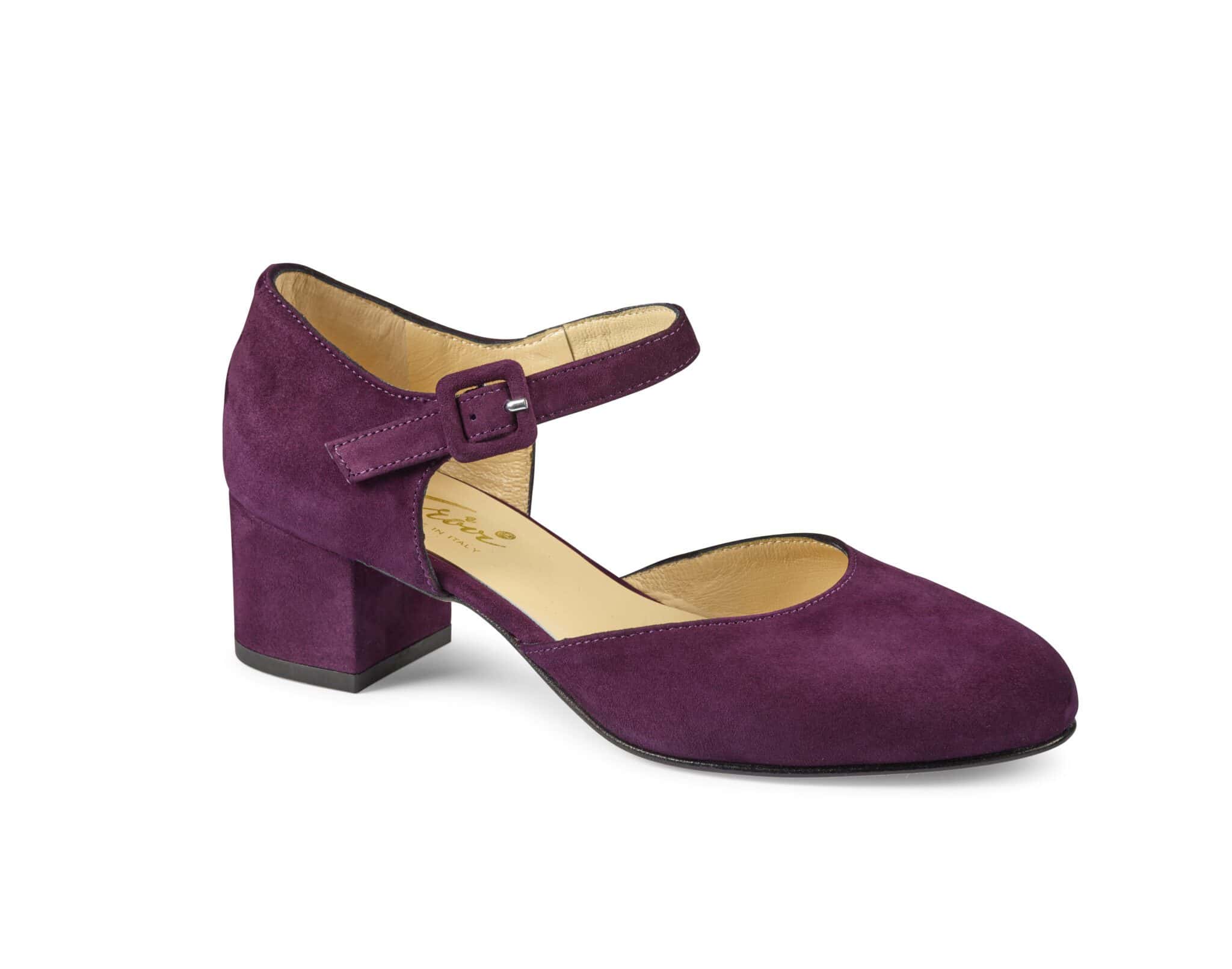 Lila damskor med ankelrem och låg klack för komfort och stil.