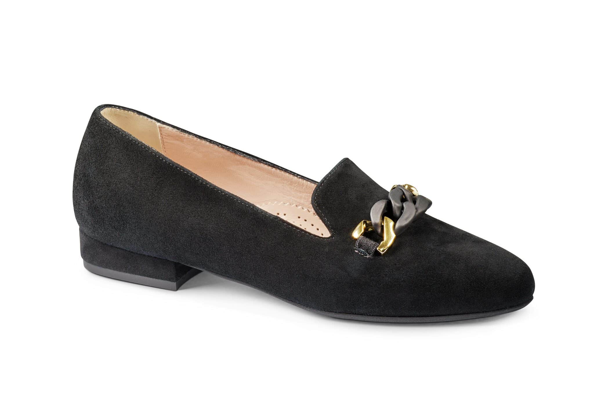 Damskor i svart mocka med guldkedja detalj.