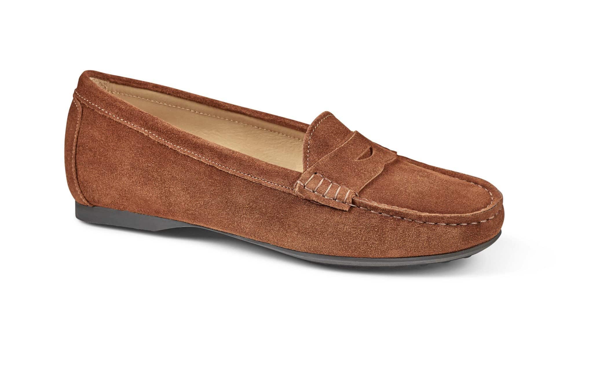 Skinnskor i brunt med bekväm passform och klassisk design.