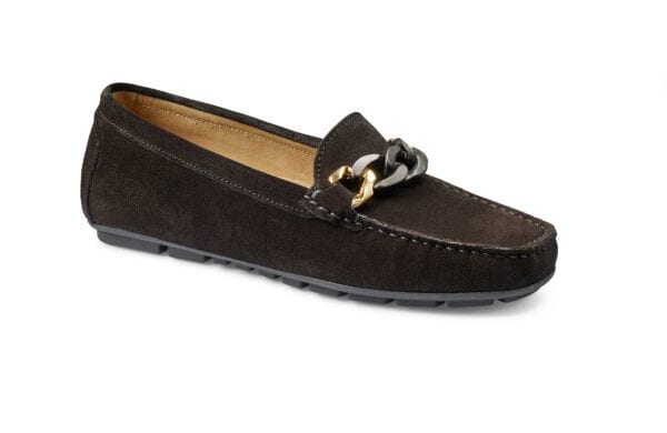 Elegant svart skinnskor med guldfärgad detalj.