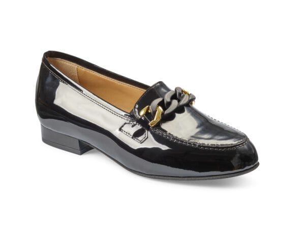 Elegant svart lackskor med guldkedja.