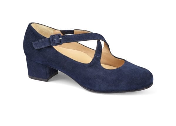 Skor i mocka med T-straps och låg klack för elegant stil.