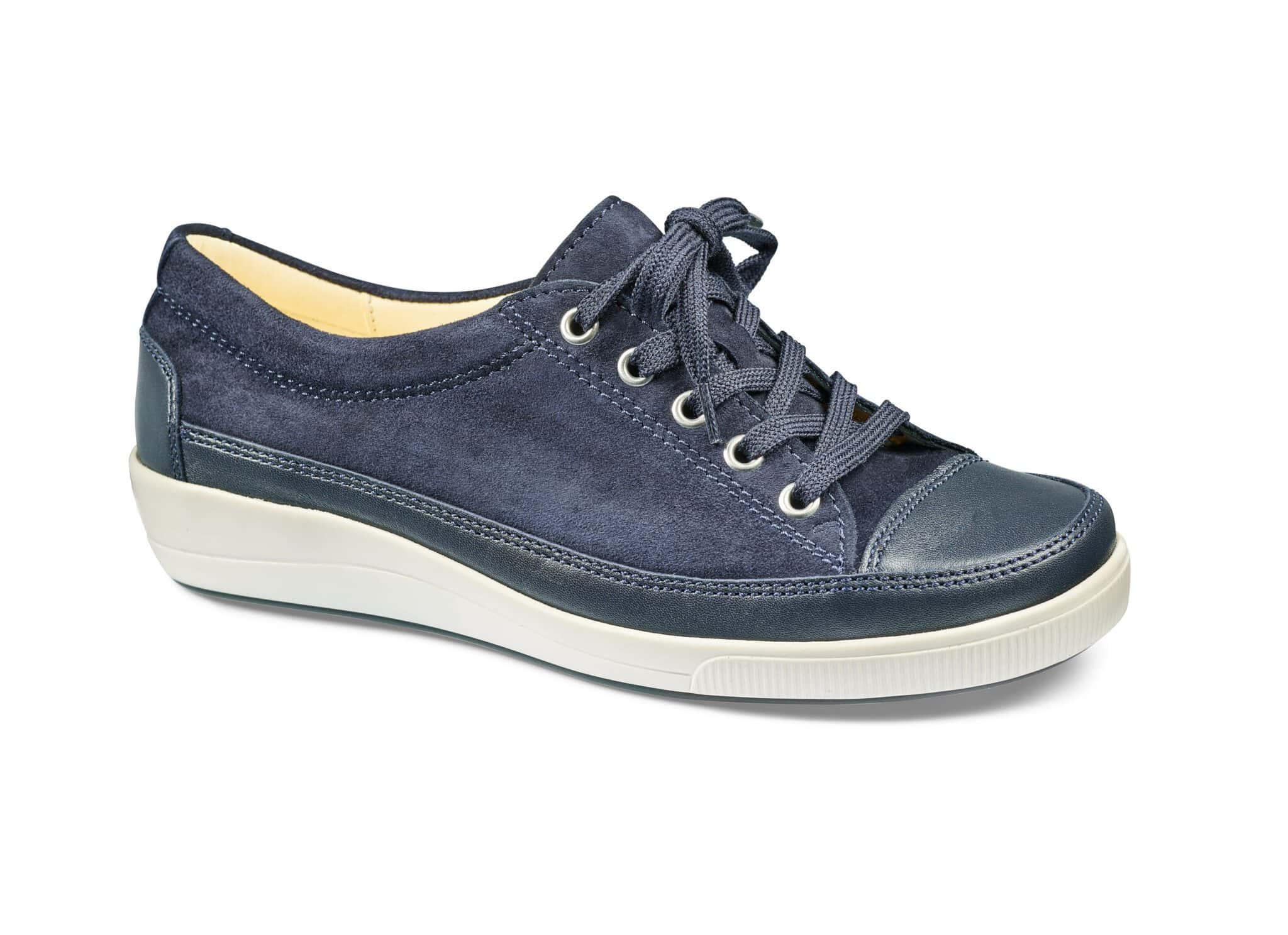 Skinnskor i marinblått med bekväm sula och snörning.