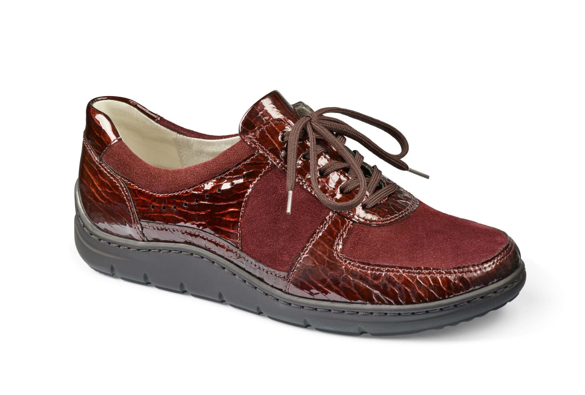 Kvinnors vinröda skinnskor med bekväm sula och snörning.