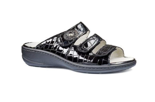 Skosula i svart krokodilmönster med justerbara remmar för komfort.