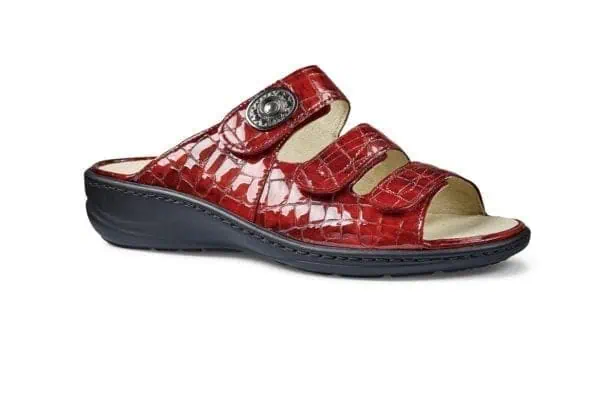 Sandaler med krokodilmönstrad läderdetalj och justerbara remmar.