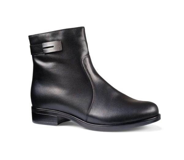 Elegant svart skinnstövel med låg klack.