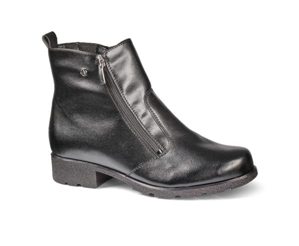 Elegant svart skinnstövel med dragkedja.