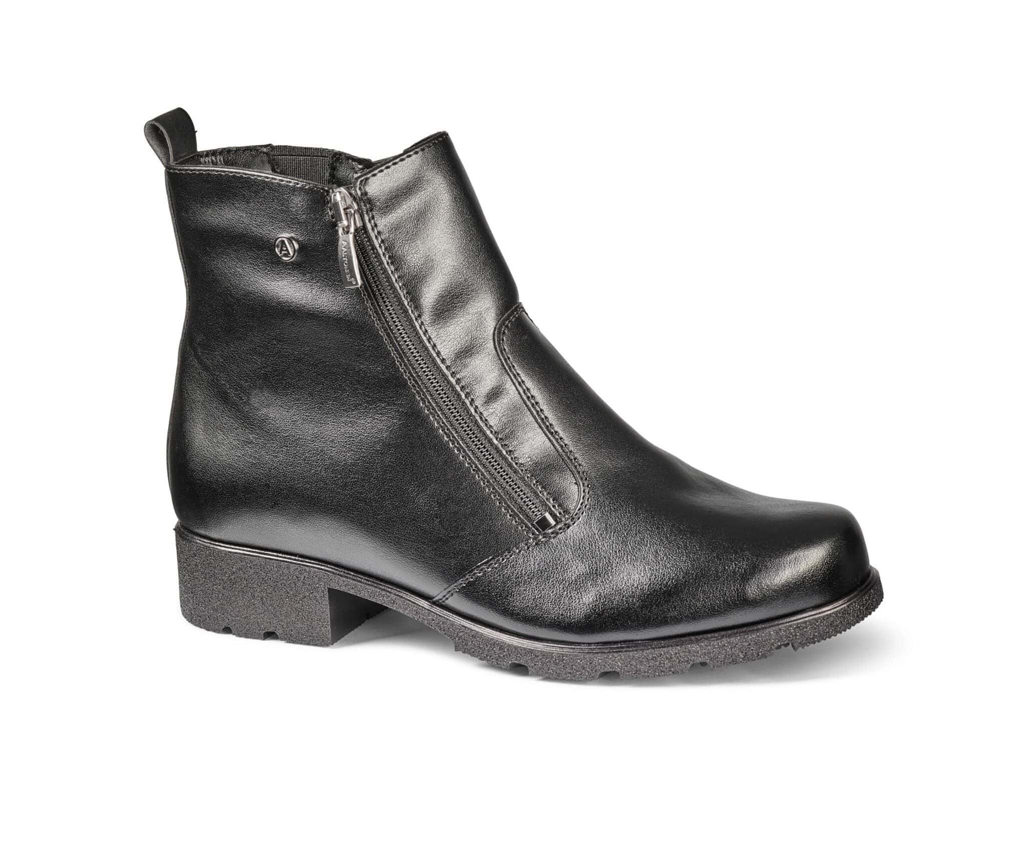 Elegant svart skinnstövel med dragkedja.