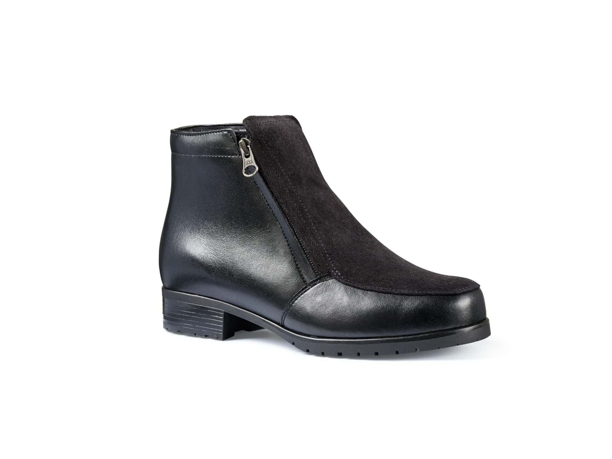 Elegant svart skinnstövel för dam med komfort och stil.