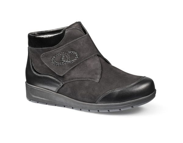 Skinnskor för kvinnor med bekväm passform och stilfull design.