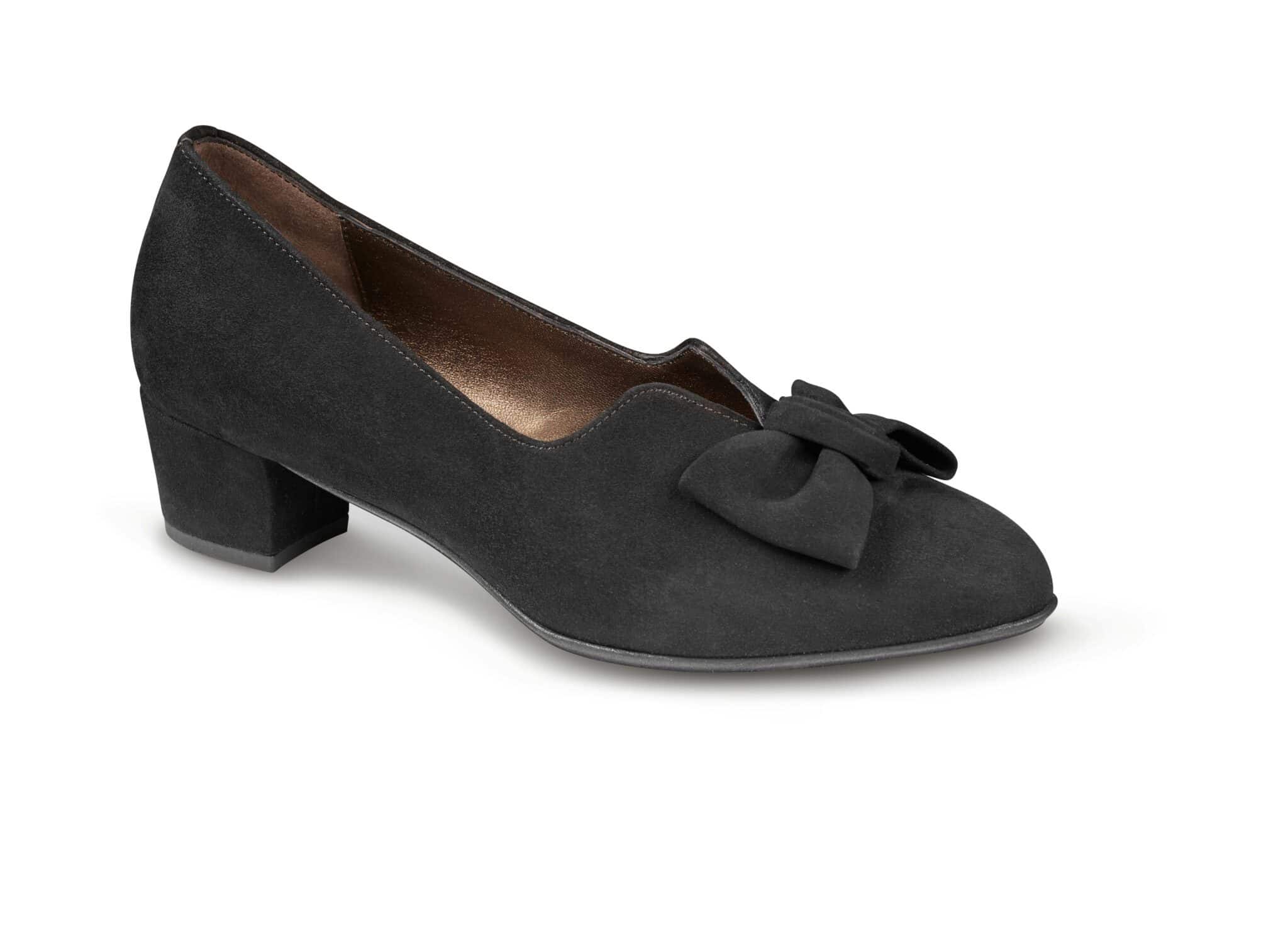 Skor med rosett och låg klack, perfekta för vardag och fest.