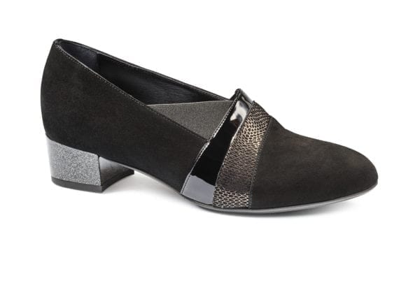 Skor för kvinnor i svart med dekorativ detalj och låg klack, perfekt för vardag och arbete.