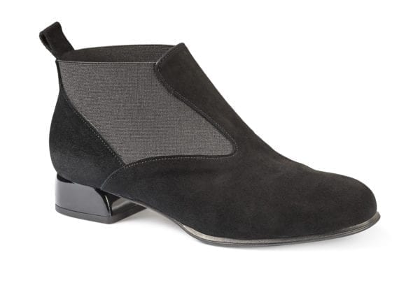 Damstövel i skinn med låg klack och elastisk sida.