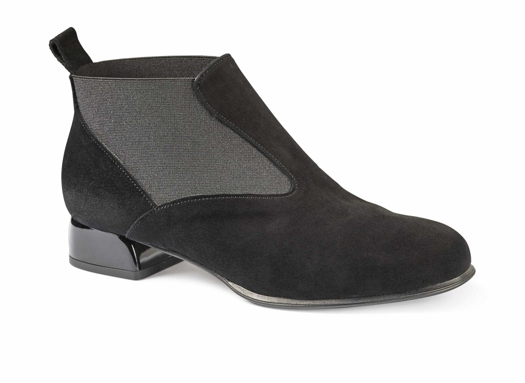 Damstövel i skinn med låg klack och elastisk sida.